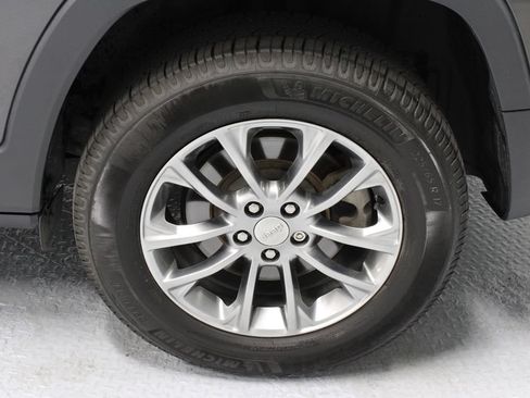 Used 2020 Jeep Cherokee Latitude Plus w/ Comfort/Convenience Group AWD/4WD image 18