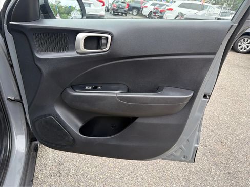 Used 2021 Hyundai Venue SE FWD image 23
