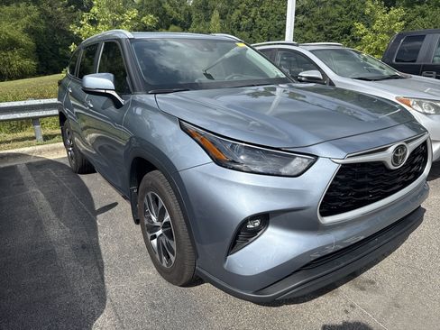 Used 2023 Toyota Highlander XLE FWD image 2