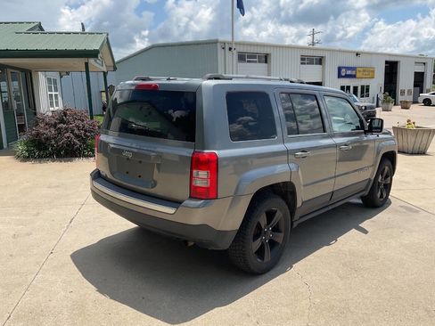 Used 2012 Jeep Patriot Latitude w/ Altitude Pkg FWD image 9
