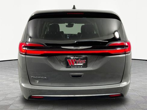 Used 2023 Chrysler Pacifica Touring-L FWD image 5