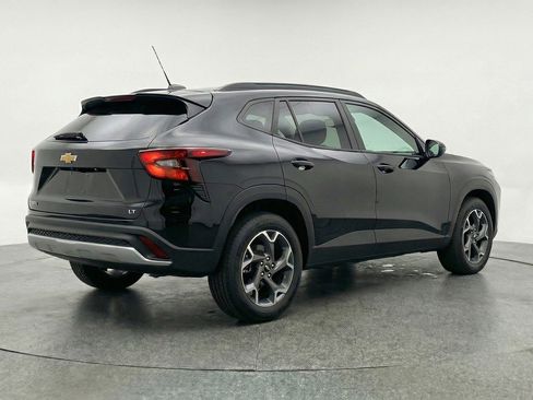 Used 2025 Chevrolet Trax LT w/ LT Convenience Package image 9