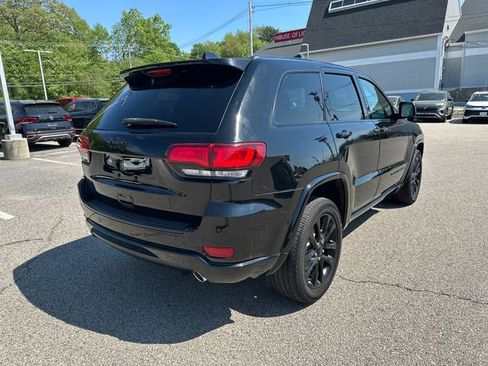 Used 2018 Jeep Grand Cherokee Altitude AWD/4WD image 8