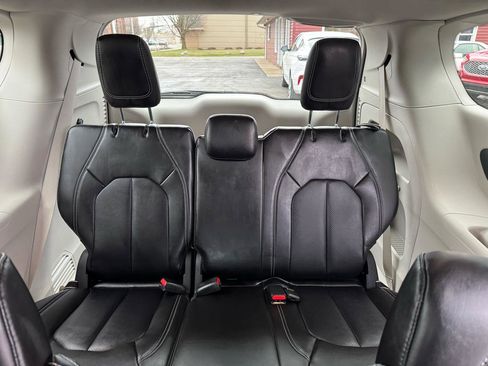 Used 2024 Chrysler Pacifica Touring-L image 13