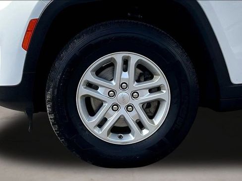 Used 2023 Jeep Grand Cherokee Laredo AWD/4WD image 34