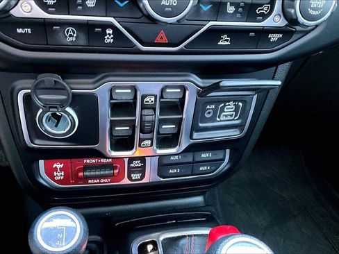 Used 2023 Jeep Gladiator Rubicon w/ LED Lighting Group AWD/4WD image 17