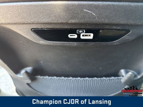 Used 2023 Chrysler Pacifica Touring-L image 41