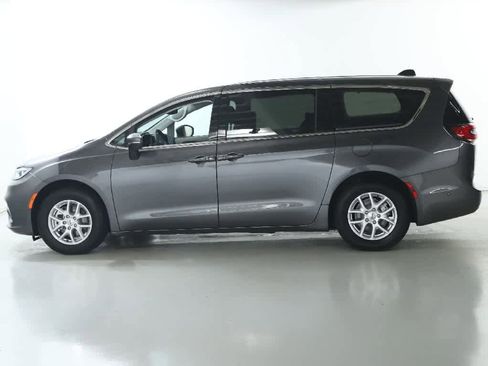 Used 2023 Chrysler Pacifica Touring-L image 37