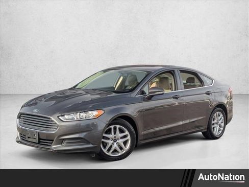 Used 2016 Ford Fusion SE image 1