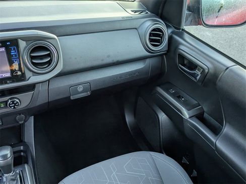 Used 2017 Toyota Tacoma TRD Sport image 18