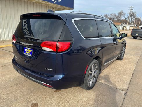 Used 2017 Chrysler Pacifica Limited w/ UConnect Theater Package image 3