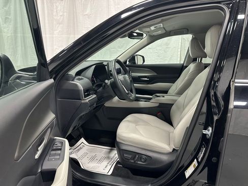 Used 2025 Toyota Grand Highlander AWD image 10