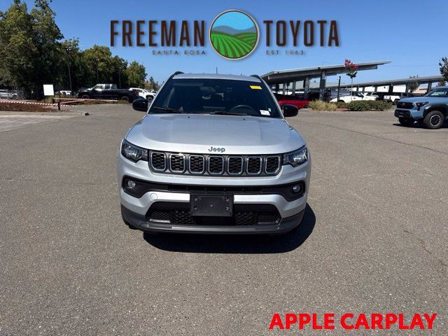 Used 2024 Jeep Compass Latitude AWD/4WD image 3