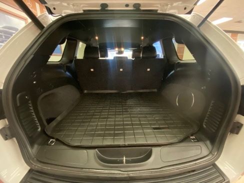 Used 2020 Jeep Grand Cherokee Laredo w/ Laredo X Package image 14