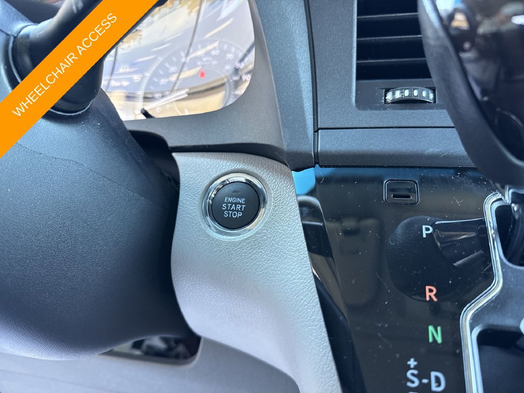 Used 2017 Toyota Sienna XLE Premium FWD image 32