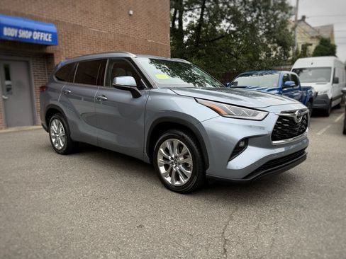 Used 2020 Toyota Highlander Limited FWD image 3