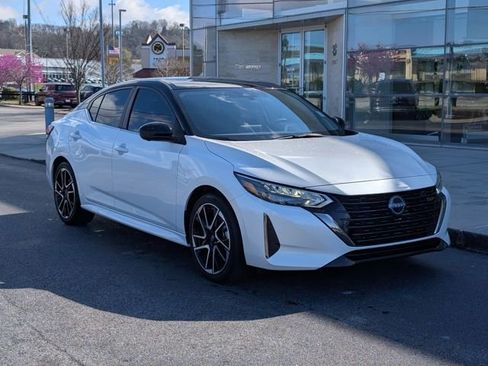 Used 2025 Nissan Sentra SR w/ SR Premium Package image 10