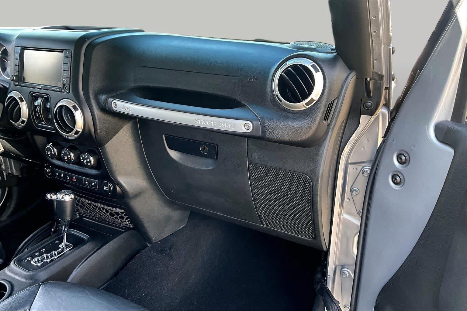 Used 2017 Jeep Wrangler Unlimited Sahara w/ Connectivity Group AWD/4WD image 19