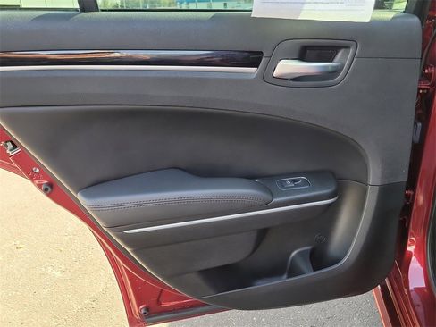 Used 2023 Chrysler 300 Touring L image 9