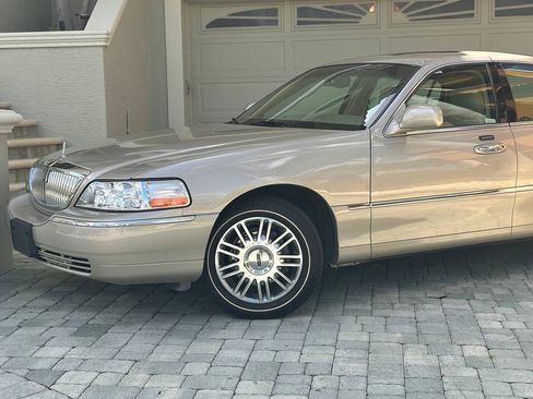 Used 2007 Lincoln Town Car Signature Limited RWD image 2