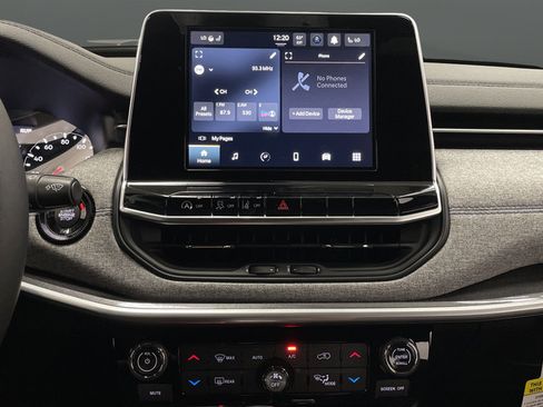 New 2025 Jeep Compass Latitude w/ Sun & Sound Group AWD/4WD image 9