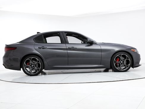 Used 2023 Alfa Romeo Giulia Veloce RWD image 6