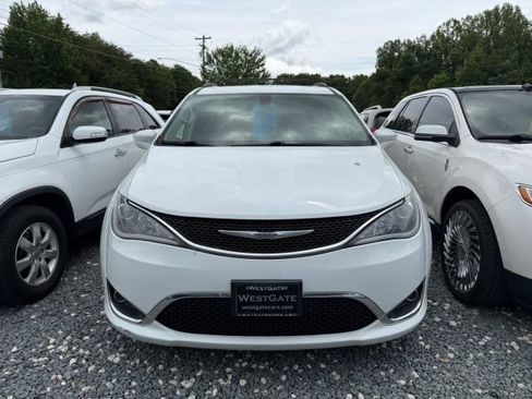 Used 2017 Chrysler Pacifica Touring-L w/ Tire & Wheel Group FWD image 2