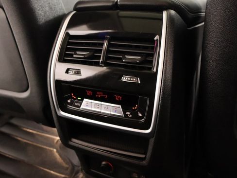 Used 2024 BMW X7 xDrive40i w/ Premium Package image 18