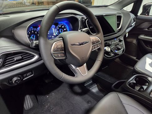 New 2026 Chrysler Pacifica Select FWD image 5