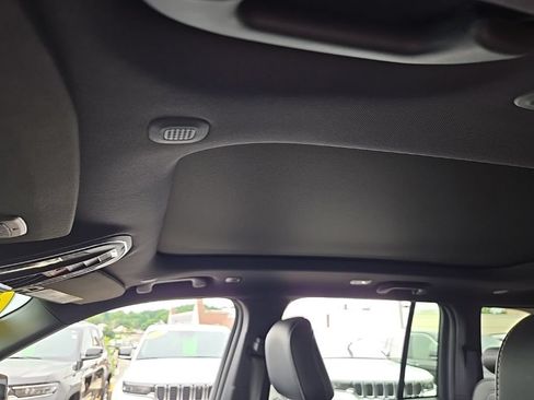 Certified 2024 Jeep Grand Cherokee Limited AWD/4WD image 15