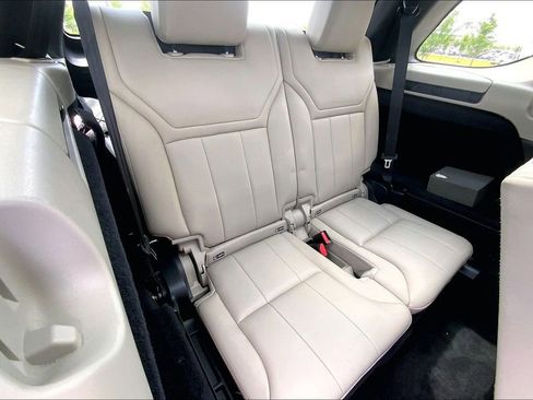 Used 2017 Land Rover Discovery HSE AWD/4WD image 26