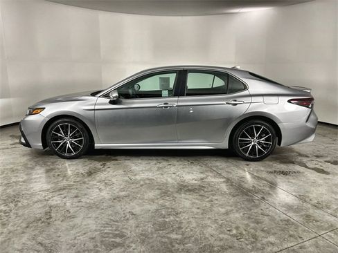 Used 2022 Toyota Camry SE image 5
