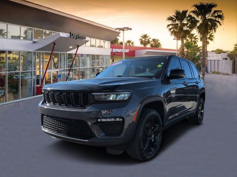 Used 2023 Jeep Grand Cherokee Limited w/ Black Appearance Package image 7