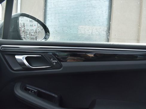 Used 2021 Porsche Macan image 19