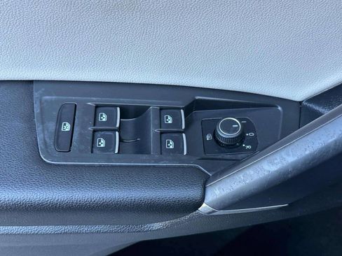 Used 2020 Volkswagen Tiguan SE image 29