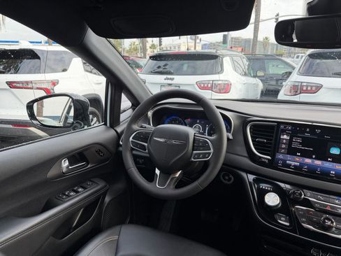 Used 2025 Chrysler Pacifica Select image 37