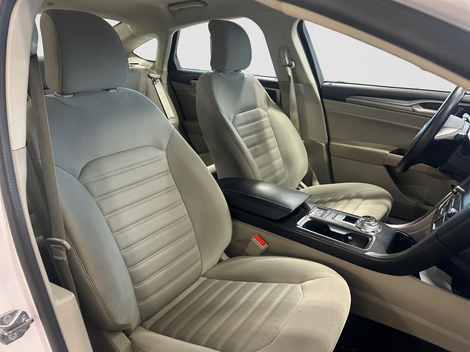 Used 2019 Ford Fusion SE FWD image 21