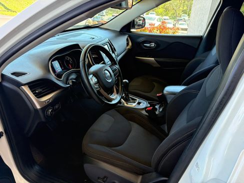 Used 2017 Jeep Cherokee Latitude w/ Safety/Convenience Group FWD image 7