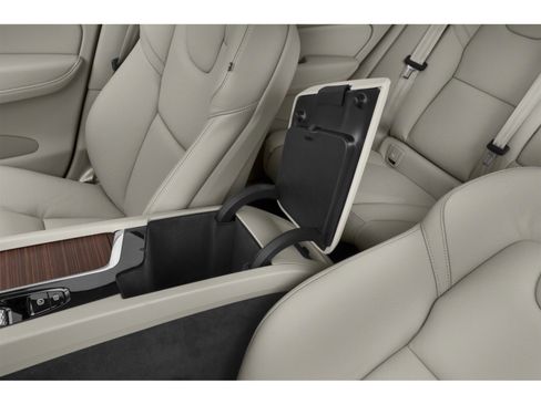 Used 2021 Volvo XC60 T5 Momentum w/ Premium Package FWD image 9