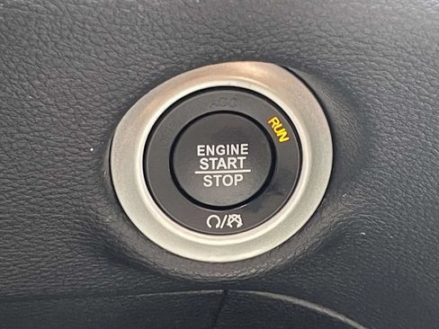 Used 2025 Chrysler Pacifica Limited FWD image 37