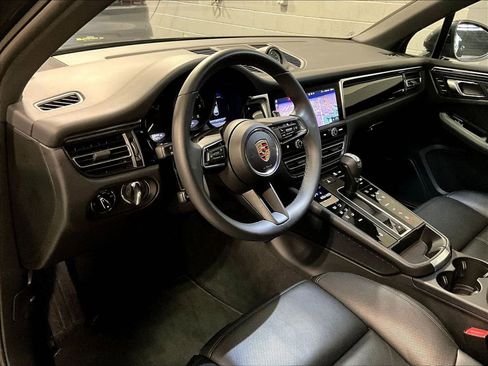 Certified 2025 Porsche Macan AWD/4WD image 4