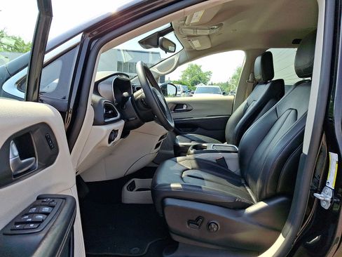 Certified 2024 Chrysler Pacifica Touring-L FWD image 17