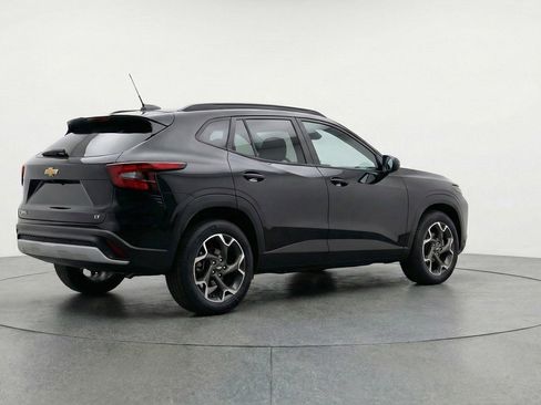 Used 2025 Chevrolet Trax LT w/ LT Convenience Package image 9