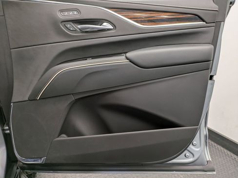 Used 2023 Cadillac Escalade ESV Premium Luxury image 28