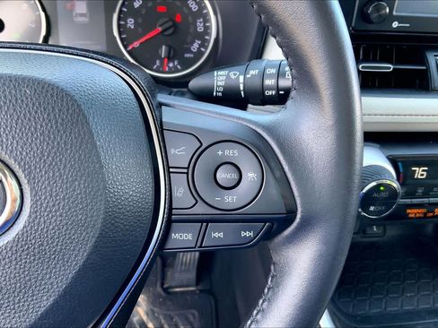 Used 2021 Toyota RAV4 XLE Premium image 22