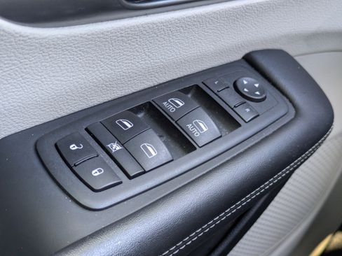 Used 2023 Chrysler Pacifica Touring-L image 15