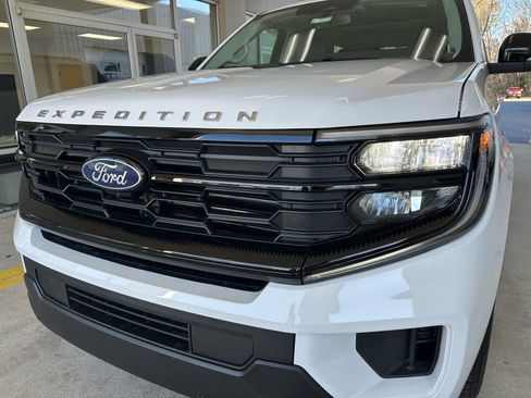 New 2026 Ford Expedition Active image 2