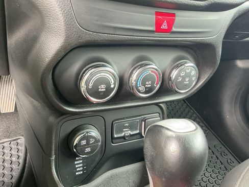 Used 2017 Jeep Renegade Trailhawk AWD/4WD image 22