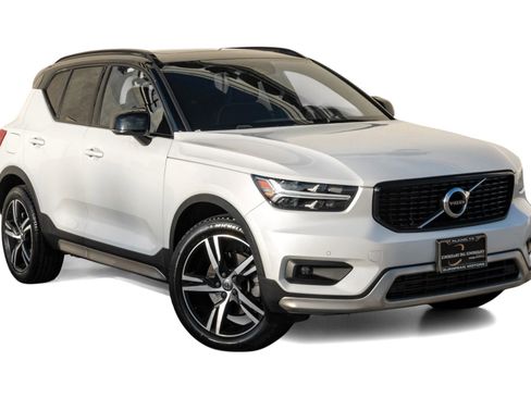 Used 2021 Volvo XC40 T4 R-Design image 6