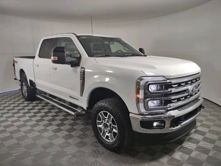 Used 2025 Ford F250 Lariat w/ FX4 Off-Road Package AWD/4WD image 3